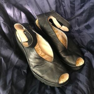 Fly London Yala in Black